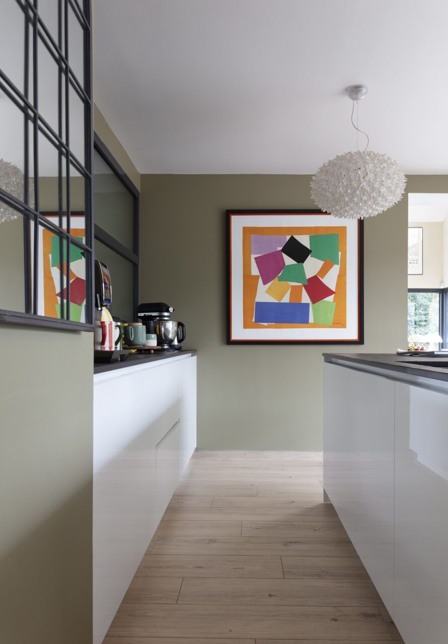 Agencement d'une cuisine contemporaine avec îlot central XXL offrant une circulation fluide après rénovation à Sautron.