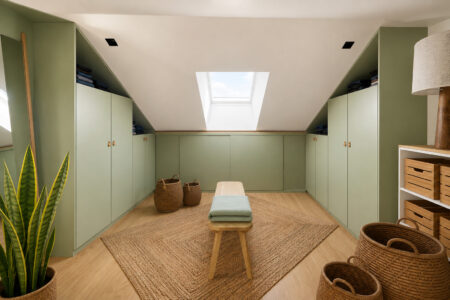Dressing sur mesure sous rampant avec rangements intégrés dans une suite parentale mezzanine Orvault
