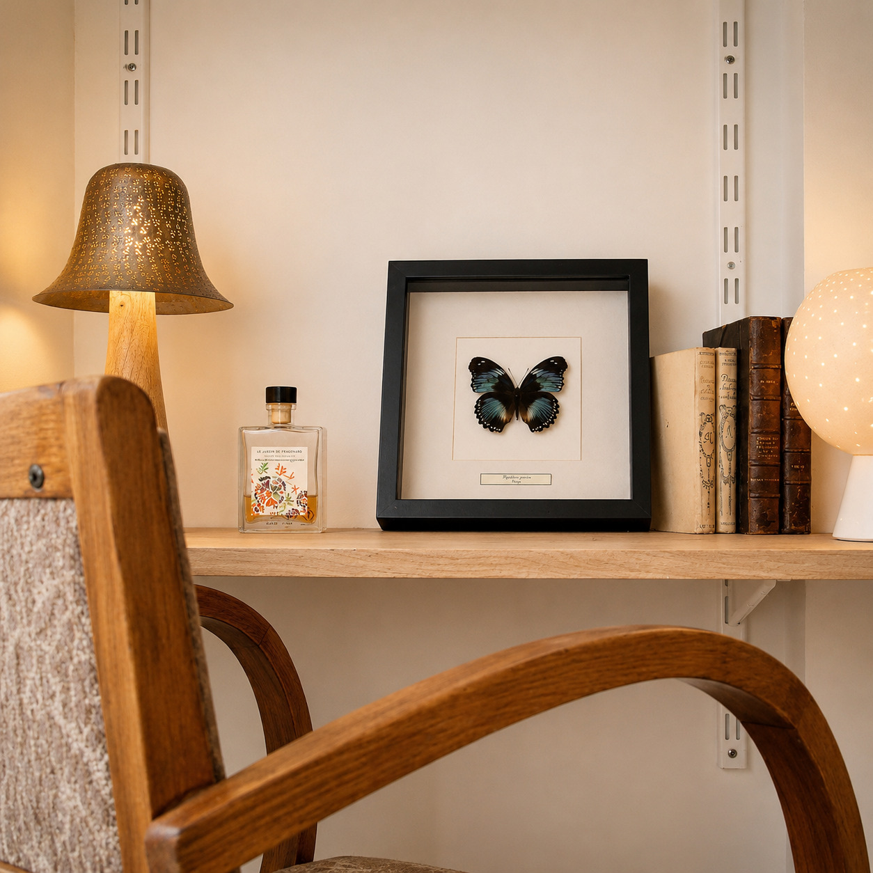 Bureau aménagé avec décoration, papillon encadré et éclairage d'ambiance dans un appartement rénové après sinistre à Nantes.