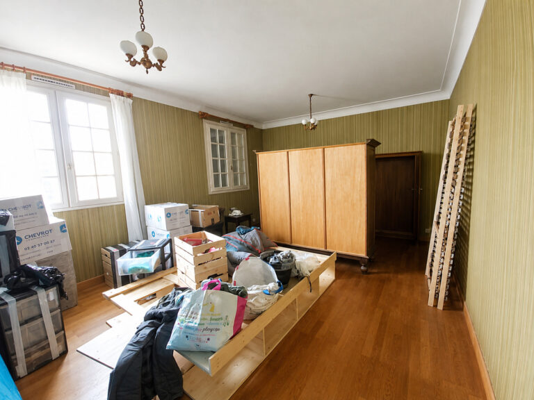 Ancienne chambre avant travaux destinée à devenir une suite parentale avec dressing à Saint-Sébastien-sur-Loire, mobilier existant et papiers peints d'origine.