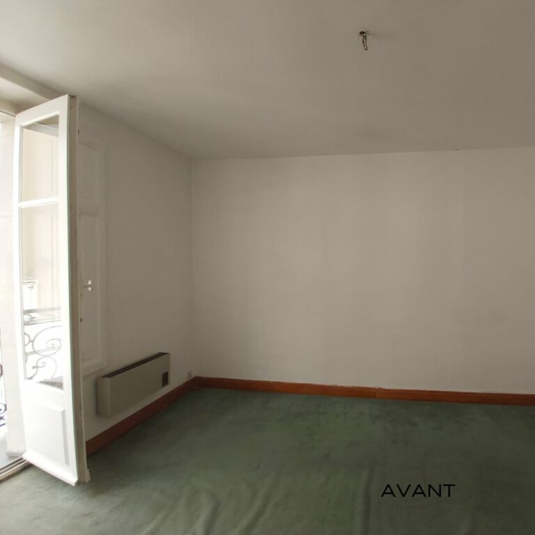 Avant travaux de la pièce principale d'un studio locatif situé dans un immeuble classé du quartier Graslin à Nantes avant sa rénovation complète.