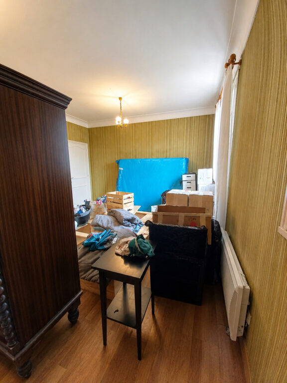Vue depuis l'entrée du futur dressing avant aménagement d'une suite parentale avec dressing à Saint-Sébastien-sur-Loire, espace encombré avant rénovation.