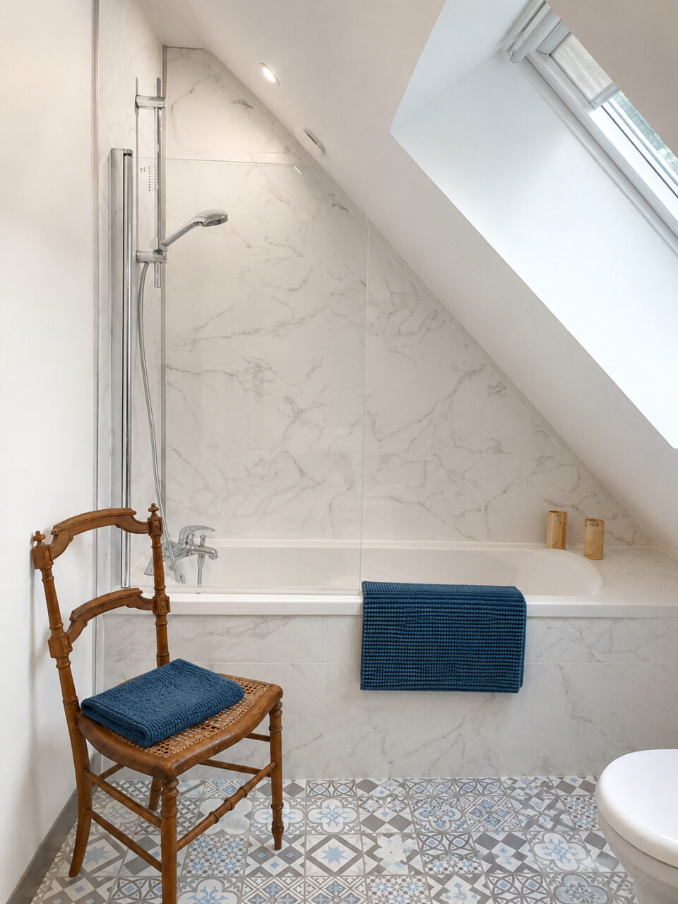 Baignoire avec faïence effet marbre sous toiture dans une salle de bain sous combles à Sautron