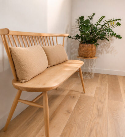 Banc en bois et plante d'intérieur aménagés dans un appartement entièrement rénové après sinistre à Nantes
