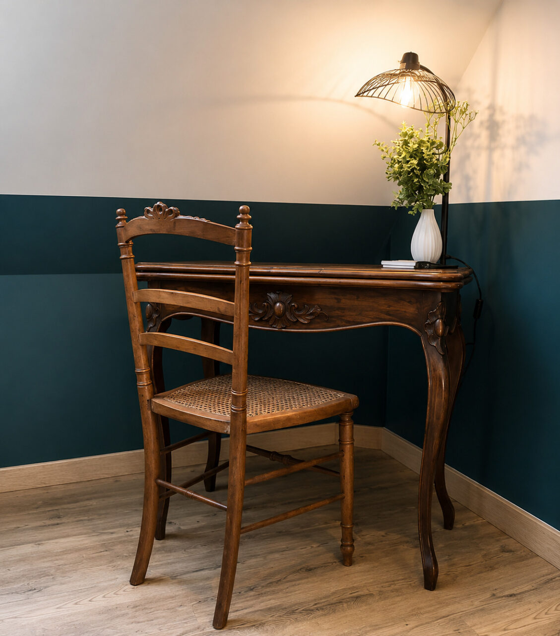 Petit bureau de famille réemployé dans une chambre rétro sous combles à Sautron