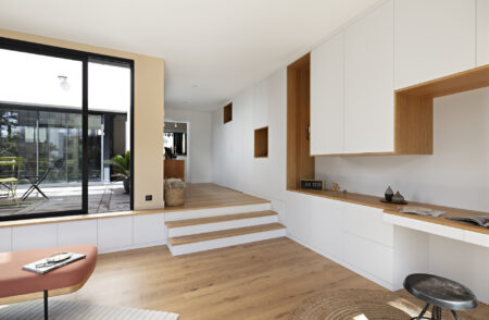 Espace bureau intégré avec mobilier sur mesure en chêne et blanc dans une décoration complète de maison aux sept ambiances à Nantes.