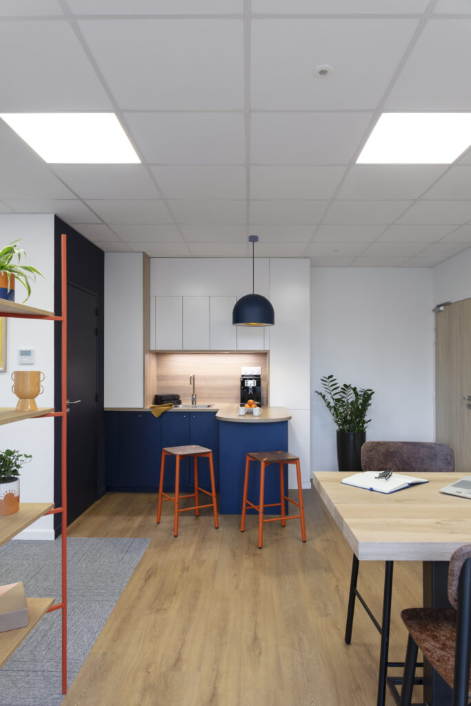 Bureaux-Treillieres-amenagement-cuisine-bleu