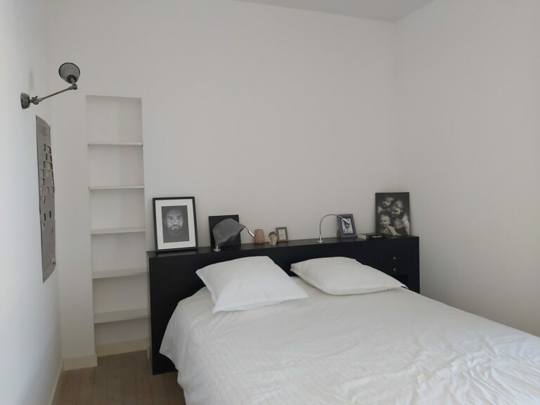 Chambre parentale avant décoration et ameublement dans une maison du centre-ville de Nantes