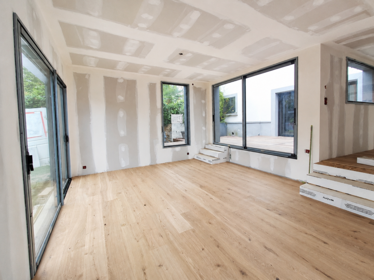 Pièce de vie ouverte sur la terrasse avant décoration complète d'une maison à Nantes