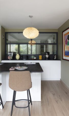 Îlot central XXL avec assises et espace repas dans une rénovation de cuisine contemporaine à Sautron.