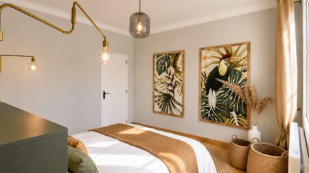 Décoration murale tropicale, éclairages en laiton et ambiance chaleureuse dans une suite parentale avec dressing à Saint-Sébastien-sur-Loire.