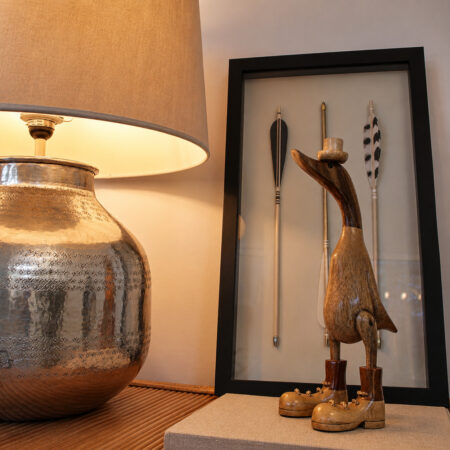 Lampe, objets décoratifs et cadre dans un appartement entièrement rénové après sinistre à Nantes.