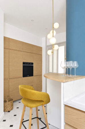 Bar en bois massif, mobilier sur mesure et suspension design dans une rénovation d'appartement ancien à Nantes.
