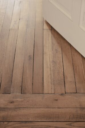 Détail du parquet en chêne ancien restauré et conservé lors de la rénovation d'un appartement ancien à Nantes.