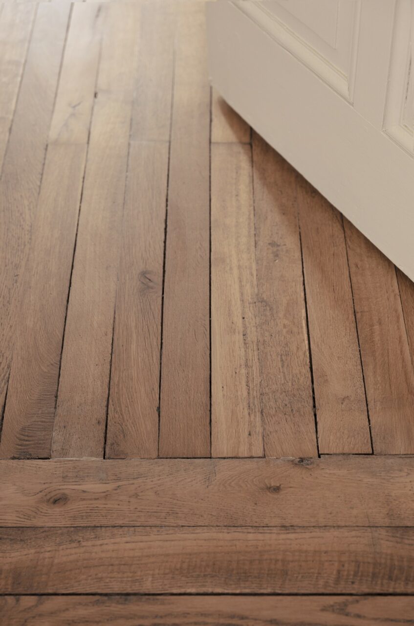 Détail du parquet en chêne ancien restauré et conservé lors de la rénovation d'un appartement ancien à Nantes.