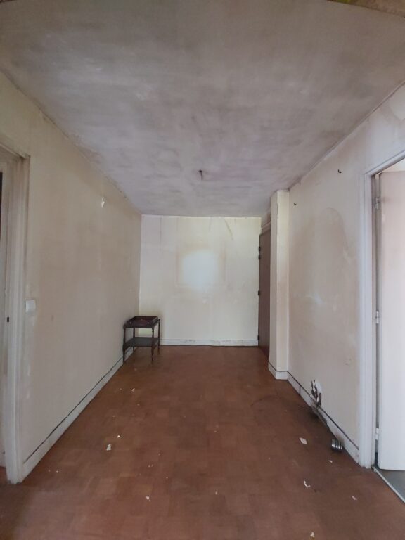 Entrée de l'appartement avant rénovation après sinistre à Nantes