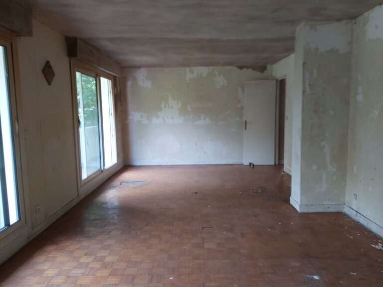 Vue générale du séjour avant rénovation complète d'un appartement après sinistre à Nantes