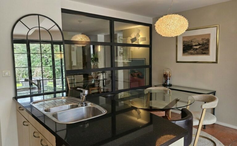 Avant rénovation de la cuisine avec îlot central et ouverture sur la salle à manger dans cette maison située à Sautron.