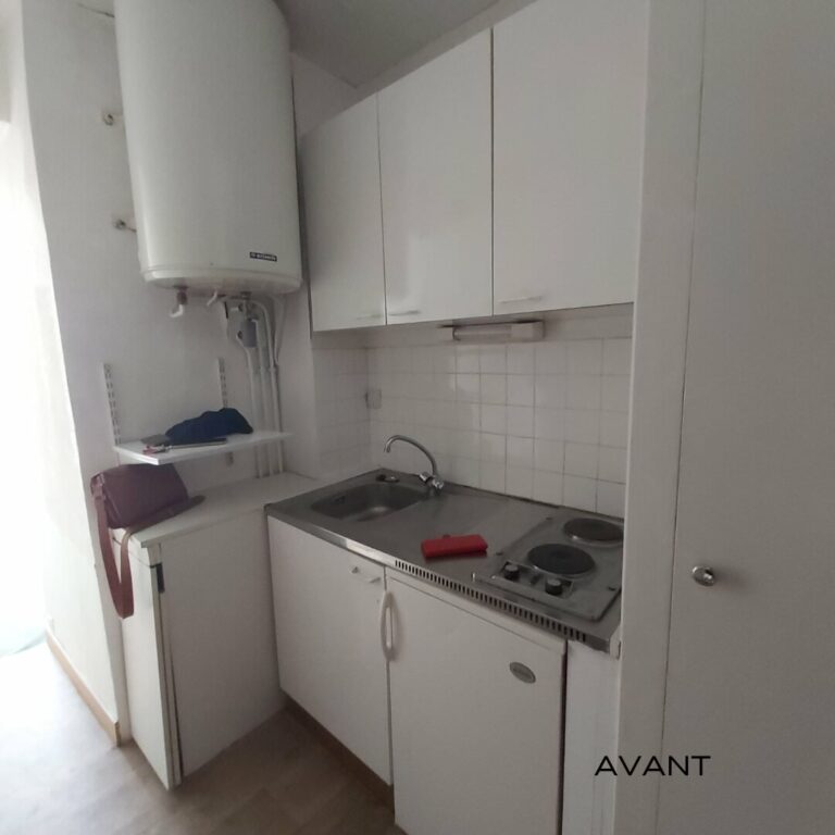 Ancienne kitchenette du studio locatif dans un immeuble classé du quartier Graslin à Nantes avant les travaux d'aménagement.
