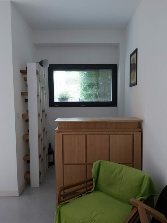 Pièce avant aménagement avec mobilier sur mesure dans une décoration complète de maison à Nantes