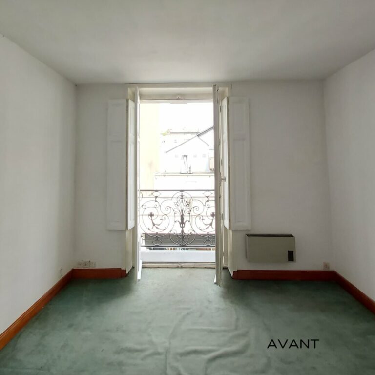 Vue de la pièce principale avant travaux dans un studio locatif situé dans un immeuble classé du quartier Graslin à Nantes.