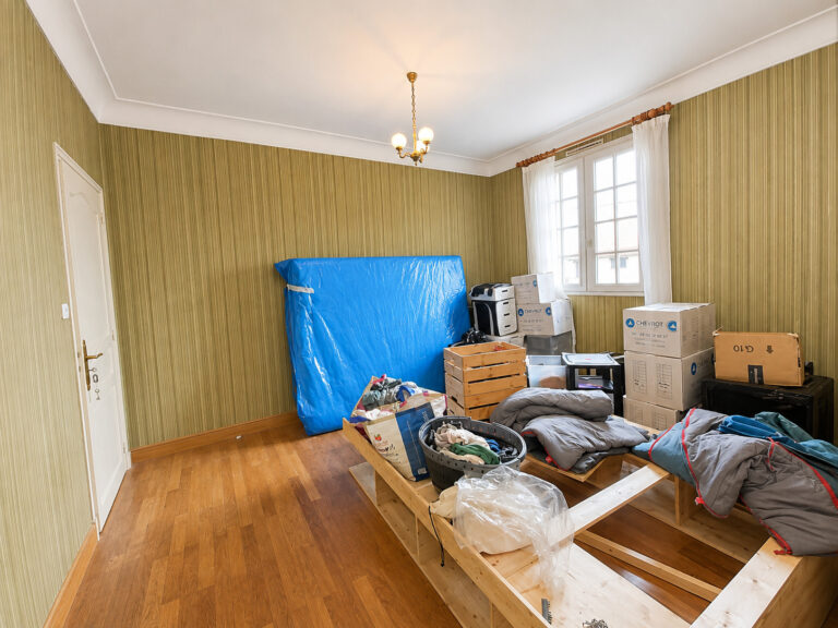 Pièce vidée avant rénovation de la suite parentale avec dressing à Saint-Sébastien-sur-Loire, préparation du chantier avant démolition.