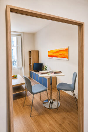 Coin repas aménagé dans le studio locatif rénové au sein d'un immeuble classé du quartier Graslin à Nantes.