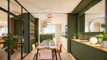 Salle à manger intégrée à l'agrandissement de la cuisine dînatoire à Nantes avec luminaires en verre soufflé et mobilier coloré.