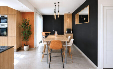Salle à manger ouverte sur la cuisine dans un projet de rénovation à Sautron avec espace de vie unifié