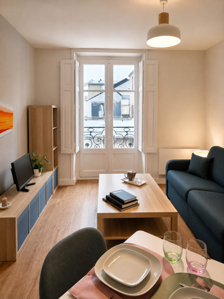 Vue d'ensemble de la pièce principale rénovée d'un studio locatif situé dans un immeuble classé du quartier Graslin à Nantes.