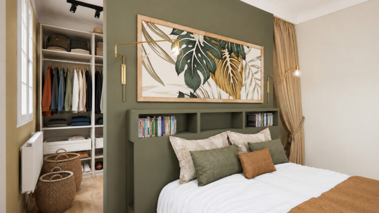 Chambre parentale avec tête de lit sur mesure donnant accès au dressing aménagé, dans une suite parentale à Saint-Sébastien-sur-Loire.