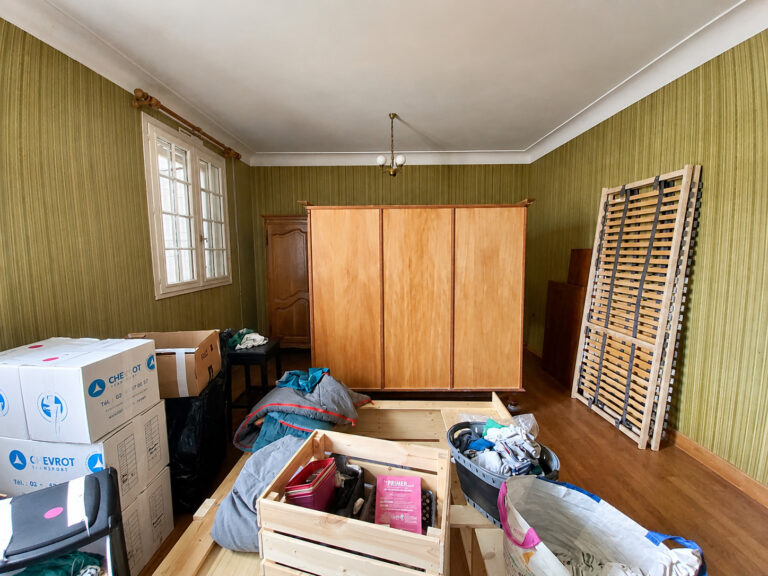 Vue d'ensemble de la chambre avant création d'une suite parentale avec dressing à Saint-Sébastien-sur-Loire, mobilier ancien et pièce en préparation avant travaux.