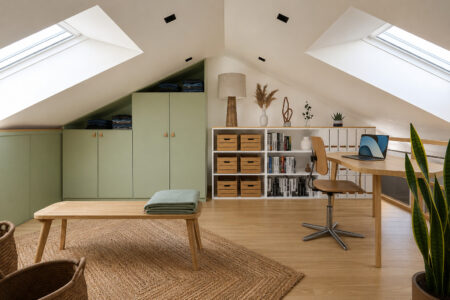 Suite parentale mezzanine Orvault avec espace bureau, bibliothèque et dressing sur mesure aménagés sous les rampants