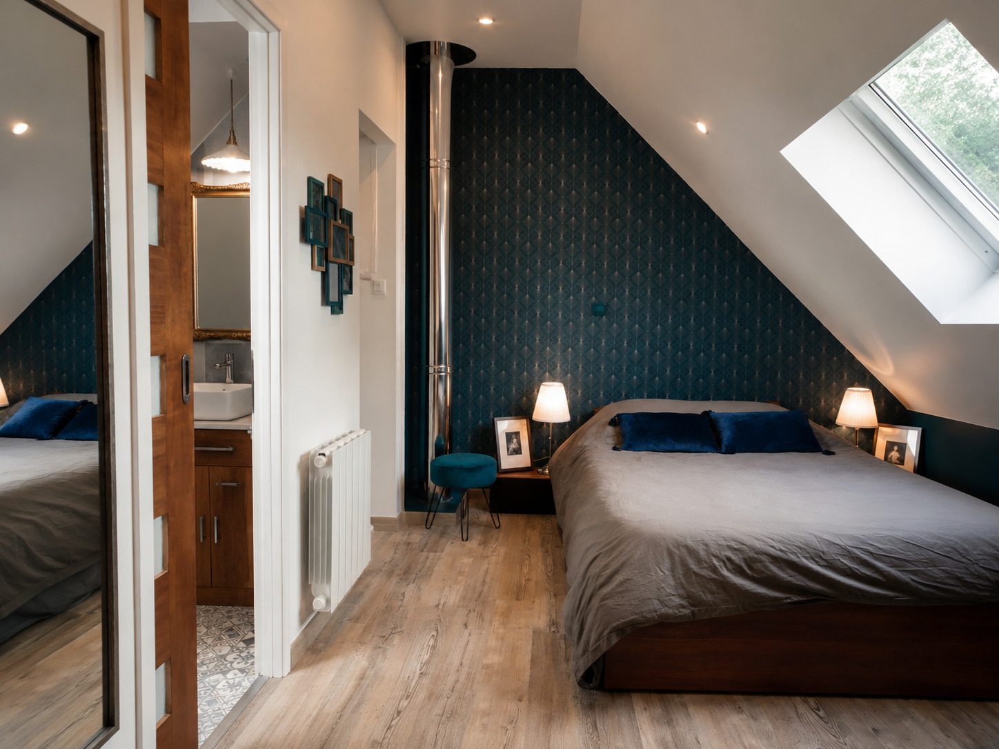 Chambre et salle de bain rétro sous combles à Sautron / mobilier de famille réemployé