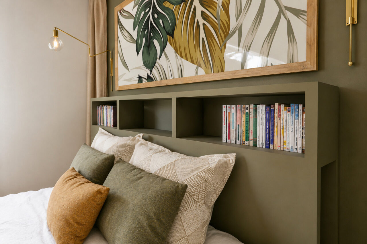 Tête de lit sur mesure avec niches de rangement, bibliothèque intégrée et décoration végétale dans une suite parentale avec dressing à Saint-Sébastien-sur-Loire.
