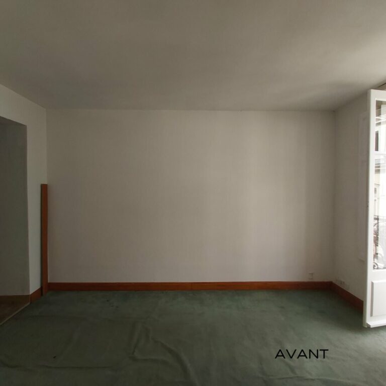 Volume de la pièce principale avant rénovation d'un studio locatif dans un immeuble classé du quartier Graslin à Nantes