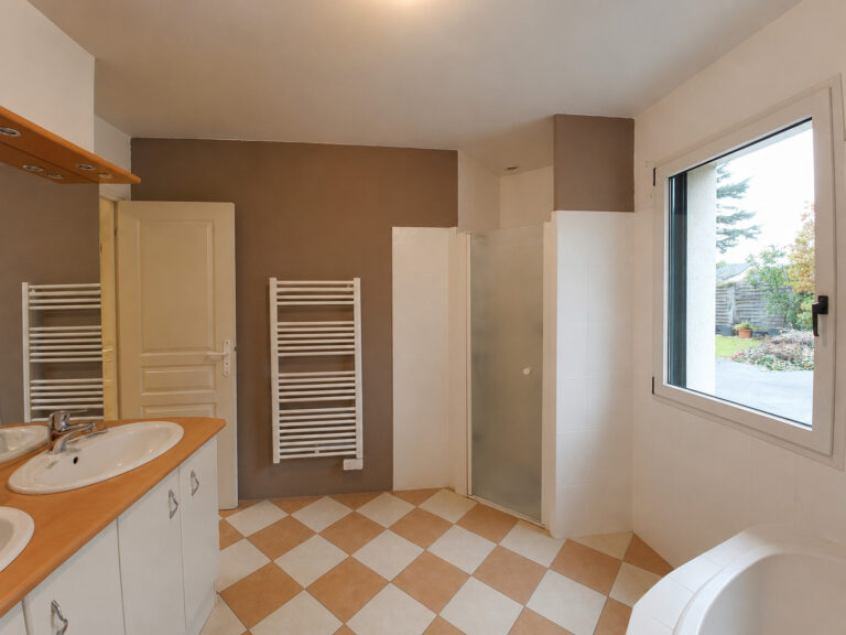 Vue d'ensemble d'une salle de bain avant travaux à Vigneux-de-Bretagne