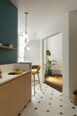 Rénovation d'un appartement ancien réalisé par Home & Conscience à Nantes centre-ville cuisine bleu et bois