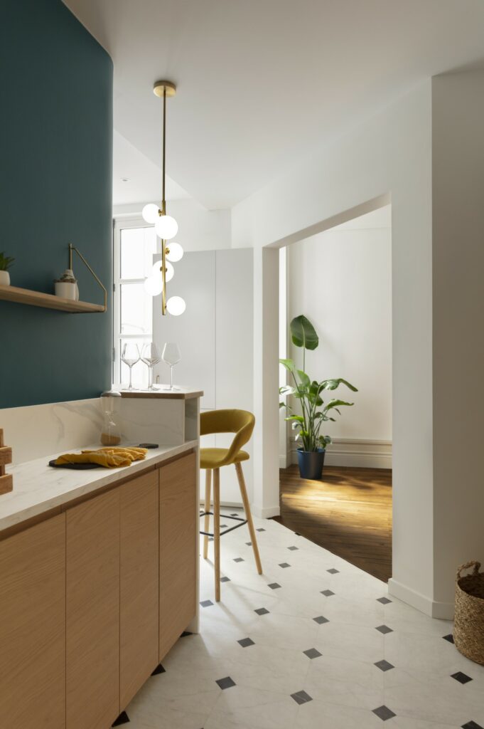Rénovation d'un appartement ancien réalisé par Home & Conscience à Nantes centre-ville cuisine bleu et bois