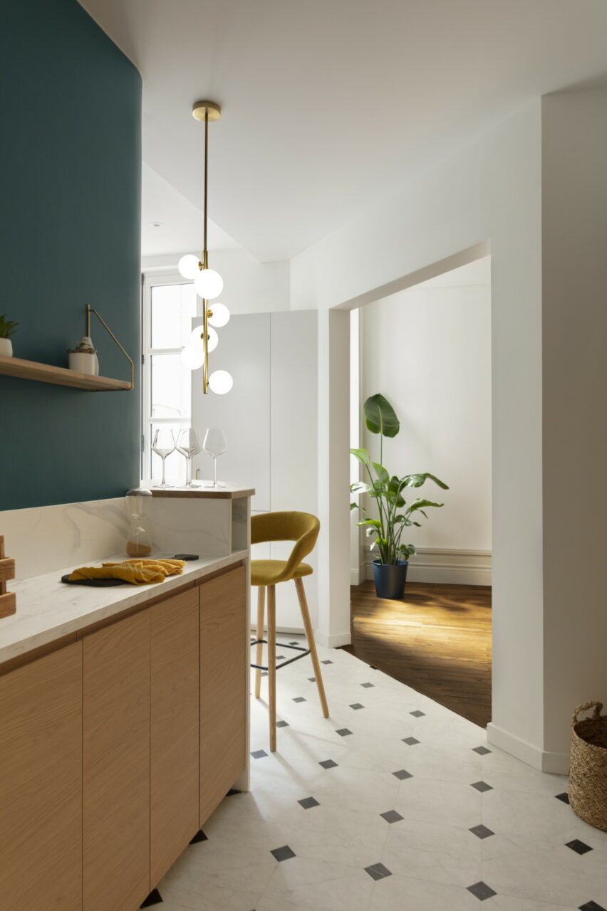 Rénovation d'un appartement ancien réalisé par Home & Conscience à Nantes centre-ville cuisine bleu et bois