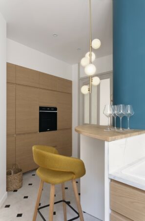 Rénovation d'un appartement ancien réalisé par Home & Conscience à Nantes centre-ville cuisine bleu et bois détail repas