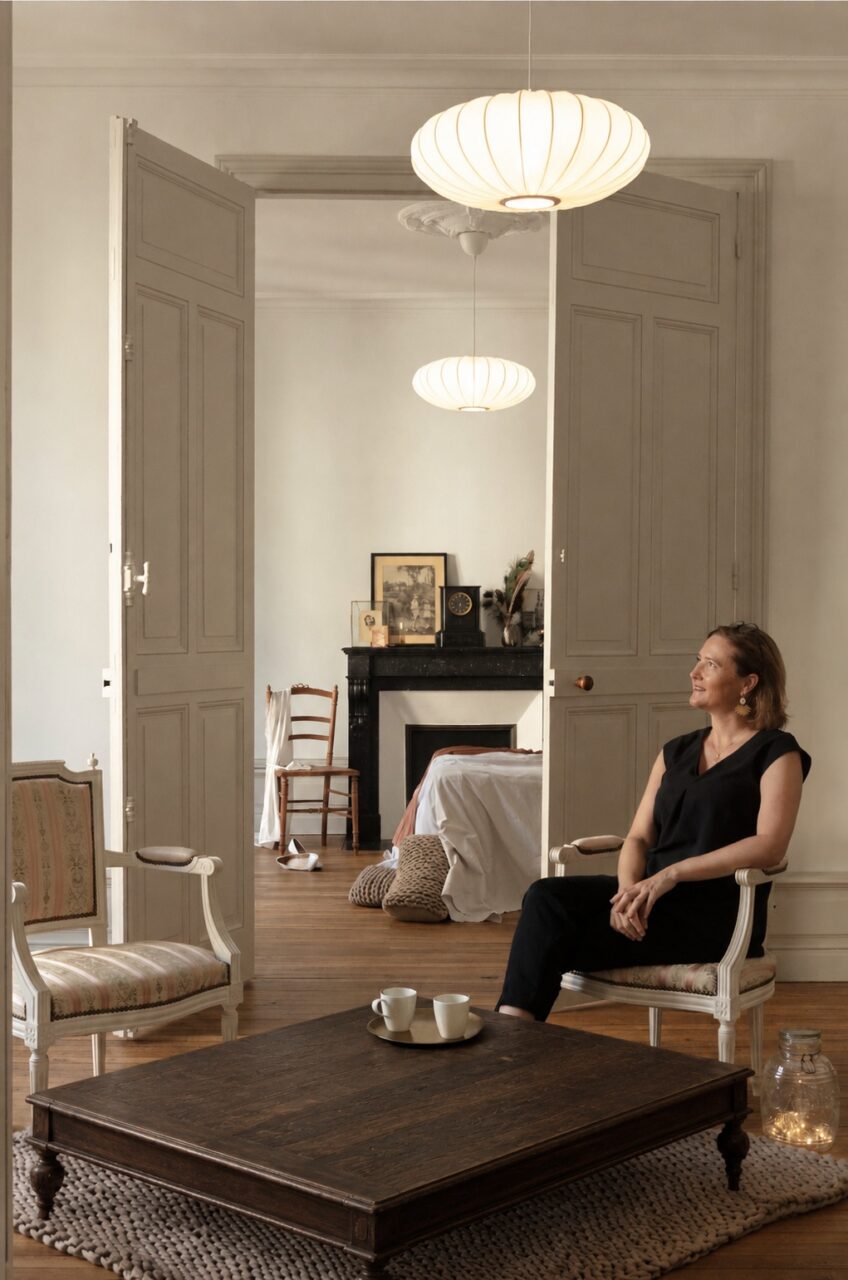 Rénovation d'un appartement ancien réalisé par Home & Conscience à Nantes centre-ville salon et chambre sur parquet