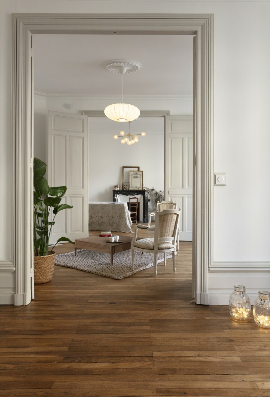 Rénovation d'un appartement ancien réalisé par Home & Conscience à Nantes centre-ville enfilade sur parquet