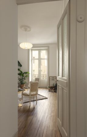 Rénovation d'un appartement ancien réalisé par Home & Conscience à Nantes centre-ville salon sur parquet