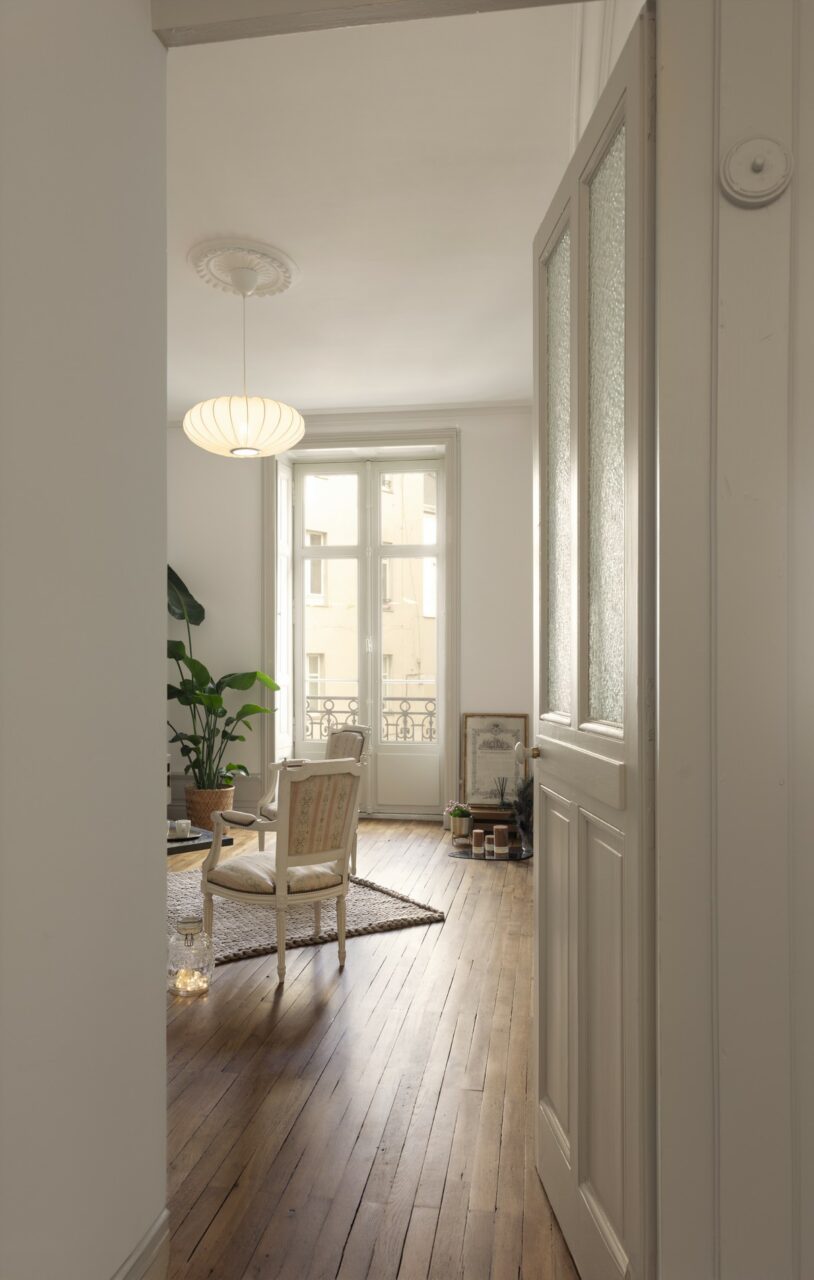 Rénovation d'un appartement ancien réalisé par Home & Conscience à Nantes centre-ville salon sur parquet